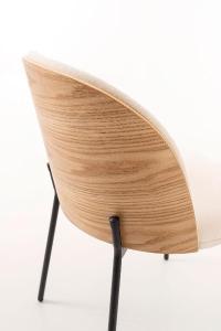 La silla moderna de Artisa destaca por su diseño actual y confort envolvente. Su respaldo curvado tapizado y su estructura metálica crean un equilibrio perfecto entre estilo y funcionalidad.