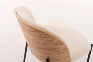 La silla moderna de Artisa destaca por su diseño actual y confort envolvente. Su respaldo curvado tapizado y su estructura metálica crean un equilibrio perfecto entre estilo y funcionalidad.