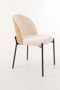 La silla moderna de Artisa destaca por su diseño actual y confort envolvente. Su respaldo curvado tapizado y su estructura metálica crean un equilibrio perfecto entre estilo y funcionalidad.
