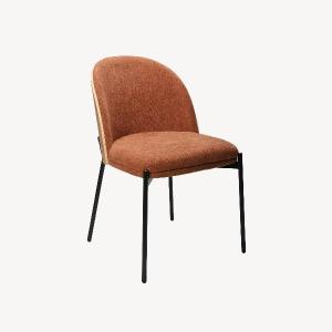 La silla moderna de Artisa destaca por su diseño actual y confort envolvente. Su respaldo curvado tapizado y su estructura metálica crean un equilibrio perfecto entre estilo y funcionalidad.