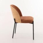 La silla moderna de Artisa destaca por su diseño actual y confort envolvente. Su respaldo curvado tapizado y su estructura metálica crean un equilibrio perfecto entre estilo y funcionalidad.