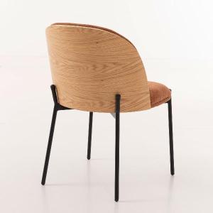 La silla moderna de Artisa destaca por su diseño actual y confort envolvente. Su respaldo curvado tapizado y su estructura metálica crean un equilibrio perfecto entre estilo y funcionalidad.