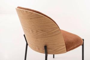 La silla moderna de Artisa destaca por su diseño actual y confort envolvente. Su respaldo curvado tapizado y su estructura metálica crean un equilibrio perfecto entre estilo y funcionalidad.