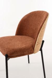 La silla moderna de Artisa destaca por su diseño actual y confort envolvente. Su respaldo curvado tapizado y su estructura metálica crean un equilibrio perfecto entre estilo y funcionalidad.