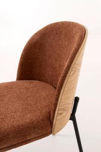 La silla moderna de Artisa destaca por su diseño actual y confort envolvente. Su respaldo curvado tapizado y su estructura metálica crean un equilibrio perfecto entre estilo y funcionalidad.