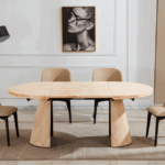 Mesa comedor extensible Kenia en acabado roble nordish con patas de madera, acompañada de sillas beige en un comedor moderno.