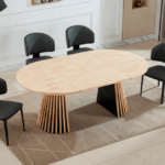 Mesa comedor extensible Kenia en acabado roble nordish con sillas negras en ambiente moderno.