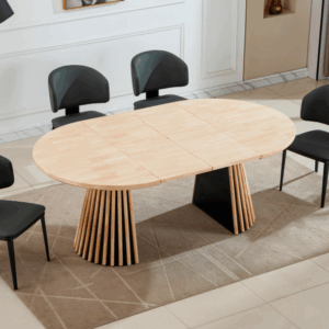 Mesa comedor extensible Kenia en acabado roble nordish con sillas negras en ambiente moderno.