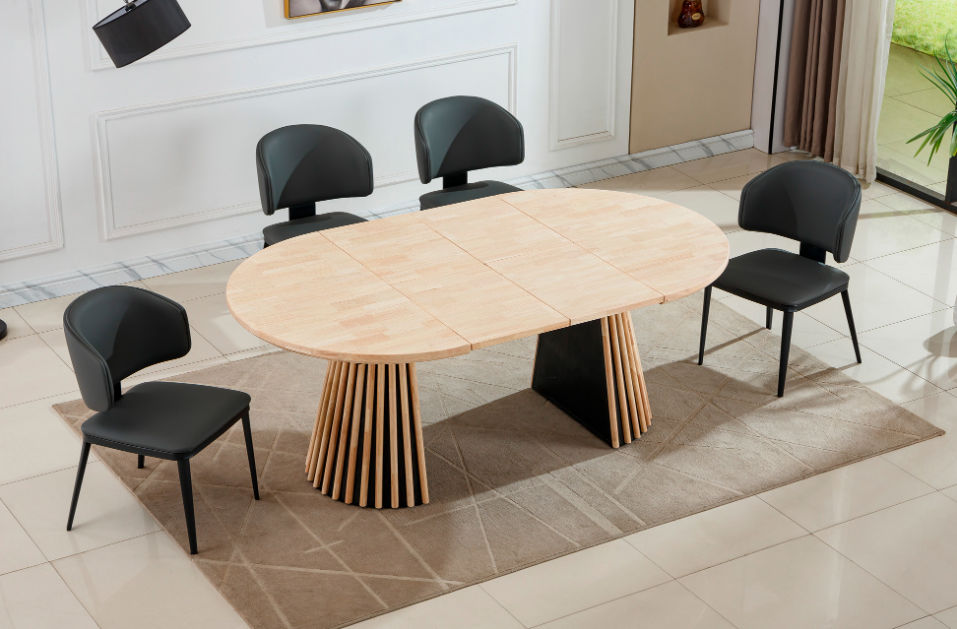 Mesa comedor extensible Kenia en acabado roble nordish con sillas negras en ambiente moderno.