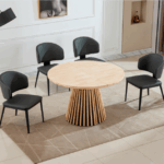 Mesa comedor extensible Grove en roble nordish con base negra, en comedor de estilo moderno.