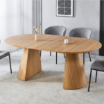 Mesa comedor Damiano en acabado roble con sillas grises en comedor de estilo nórdico.