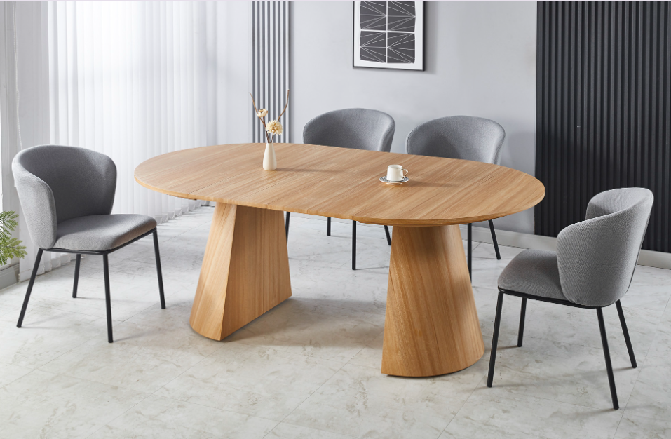 Mesa comedor Damiano en acabado roble con sillas grises en comedor de estilo nórdico.