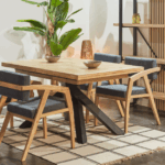 Mesa comedor Xena en roble nordish con base metálica negra en comedor moderno con sillas de madera y tapizado gris.