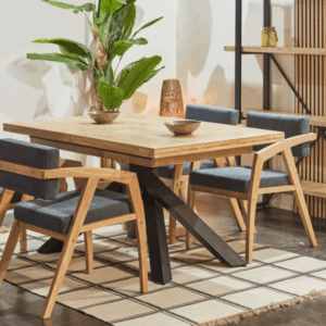 Mesa comedor Xena en roble nordish con base metálica negra en comedor moderno con sillas de madera y tapizado gris.