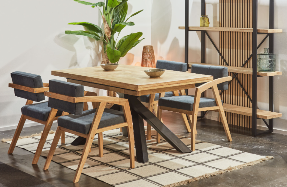 Mesa comedor Xena en roble nordish con base metálica negra en comedor moderno con sillas de madera y tapizado gris.
