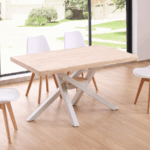 Mesa comedor Xena roble nordish con patas blancas en ambiente moderno con sillas de diseño nórdico.