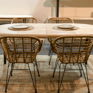 Mesa redonda extensible en madera de roble nordish con sillas de ratán en ambiente comedor