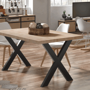 Mesa de comedor X-Loft en ambiente decorado con sillas blancas y piso de madera