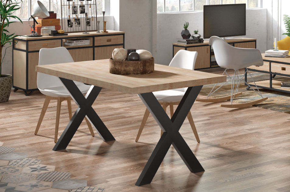 Mesa de comedor X-Loft en ambiente decorado con sillas blancas y piso de madera