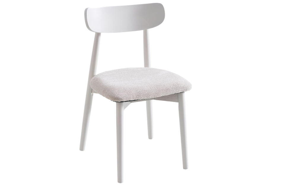 Silla tapizada en tono beige con estructura de madera blanca