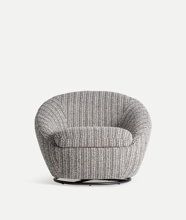 La elección de una pieza tan importante como el sillón puede cambiar por completo el clima y ambiente de una estancia. Si quieres cambiar de aires y colmar de armonía y equilibrio tu salón, dormitorio y sala de lectura no puedes dejar escapar este sillón giratorio BUBU. En tu tienda de muebles preferida ARTISA de camino a tu hogar.