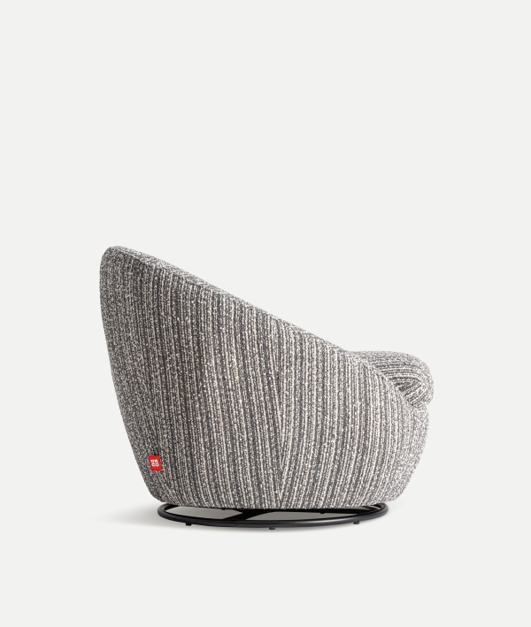 La elección de una pieza tan importante como el sillón puede cambiar por completo el clima y ambiente de una estancia. Si quieres cambiar de aires y colmar de armonía y equilibrio tu salón, dormitorio y sala de lectura no puedes dejar escapar este sillón giratorio BUBU. En tu tienda de muebles preferida ARTISA de camino a tu hogar.