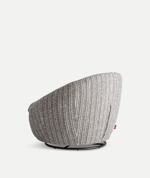 La elección de una pieza tan importante como el sillón puede cambiar por completo el clima y ambiente de una estancia. Si quieres cambiar de aires y colmar de armonía y equilibrio tu salón, dormitorio y sala de lectura no puedes dejar escapar este sillón giratorio BUBU. En tu tienda de muebles preferida ARTISA de camino a tu hogar.