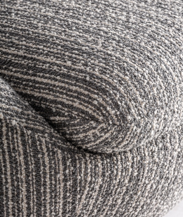 La elección de una pieza tan importante como el sillón puede cambiar por completo el clima y ambiente de una estancia. Si quieres cambiar de aires y colmar de armonía y equilibrio tu salón, dormitorio y sala de lectura no puedes dejar escapar este sillón giratorio BUBU. En tu tienda de muebles preferida ARTISA de camino a tu hogar.