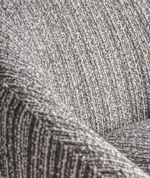 La elección de una pieza tan importante como el sillón puede cambiar por completo el clima y ambiente de una estancia. Si quieres cambiar de aires y colmar de armonía y equilibrio tu salón, dormitorio y sala de lectura no puedes dejar escapar este sillón giratorio BUBU. En tu tienda de muebles preferida ARTISA de camino a tu hogar.