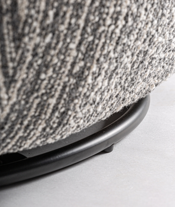 La elección de una pieza tan importante como el sillón puede cambiar por completo el clima y ambiente de una estancia. Si quieres cambiar de aires y colmar de armonía y equilibrio tu salón, dormitorio y sala de lectura no puedes dejar escapar este sillón giratorio BUBU. En tu tienda de muebles preferida ARTISA de camino a tu hogar.