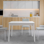 Silla Modelo 150 tapizada Rigoletto Aguamarina 17 con estructura metálica blanca