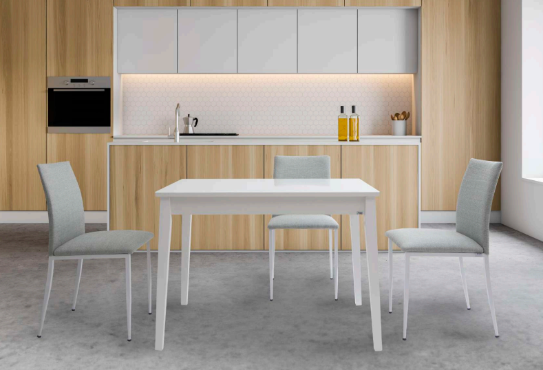 Silla Modelo 150 tapizada Rigoletto Aguamarina 17 con estructura metálica blanca