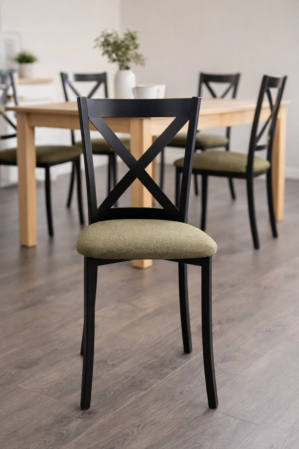Silla metálica en forma de aspas, combina el tapizado que mejor se adapte a tu espacio. Silla Artisa de fabricación española
