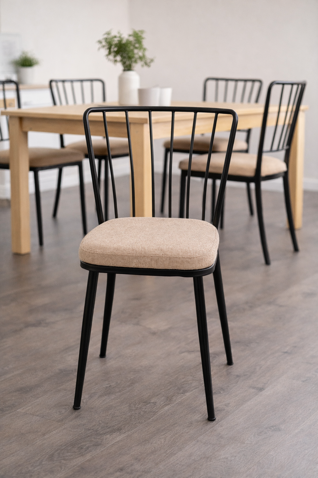 sillas Yıldız disponible en varios colores metálicos y amplio surtido en tapizados.