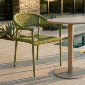 set-de-2-sillas-con-brazos-de-aluminio-y-ratan