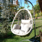 Sillón colgante con cojines confortables en exterior