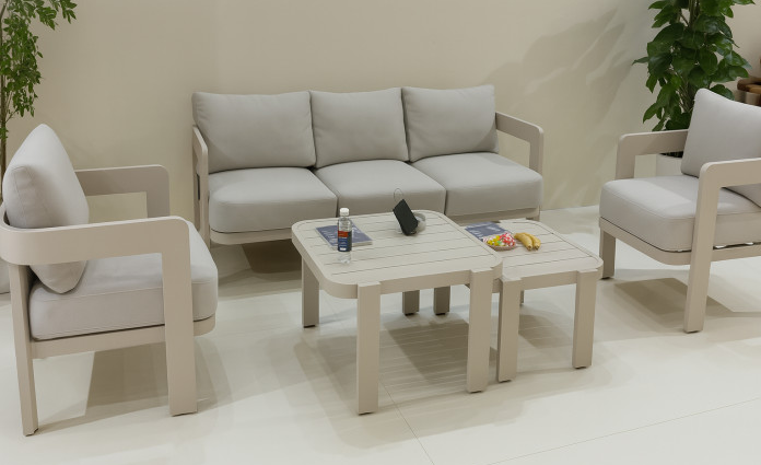 Set de sofá de aluminio en ambiente exterior jardín o terraza