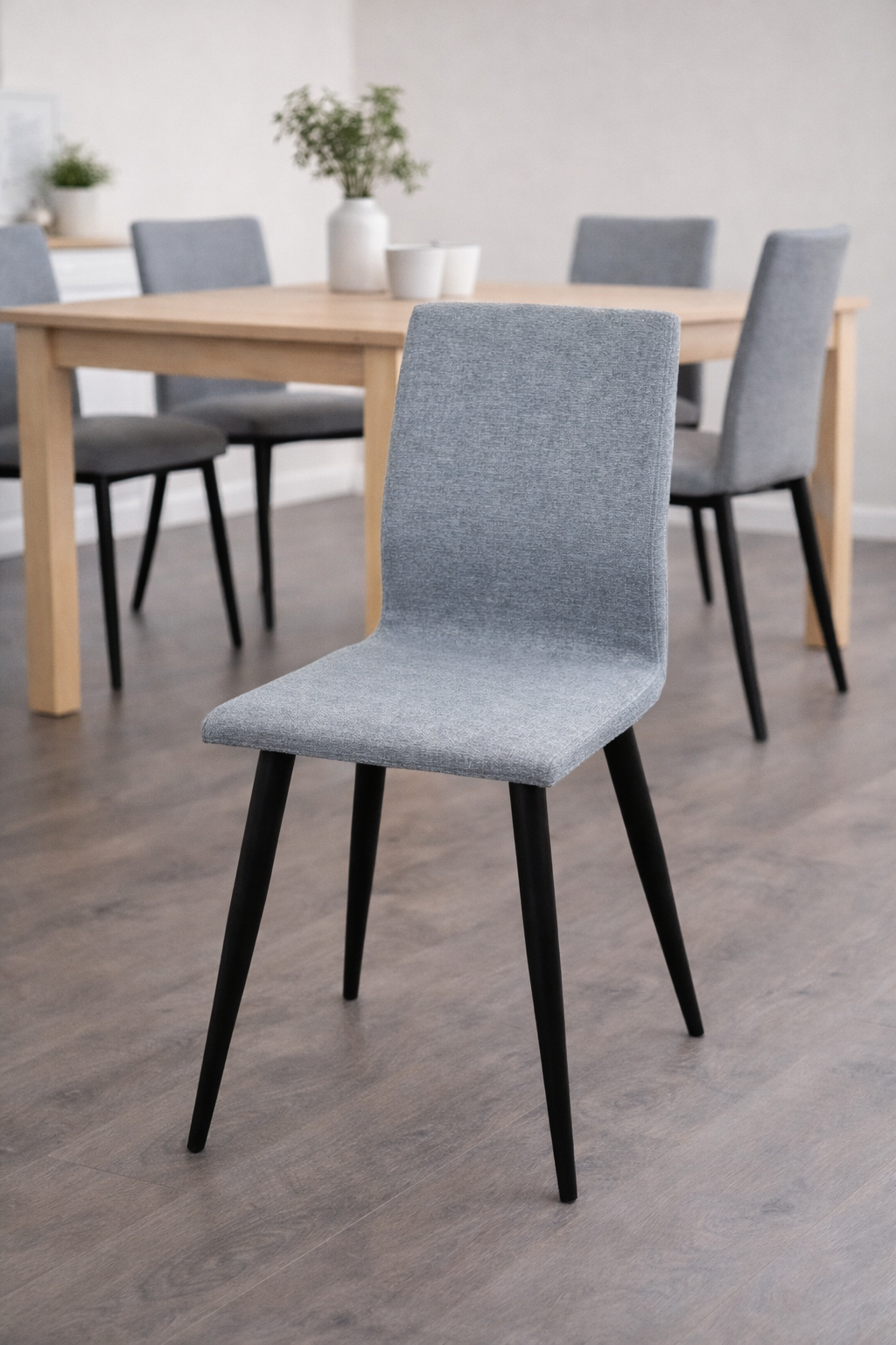 Silla con un amplio surtido de tapizados y disponible con 3 colores de patas metalicas