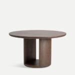 Mesa redonda en madera con base en forma de U, en color marrón.