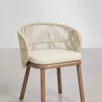 Silla con un diseño ligero, sencillo y con mucho aire visual, que nos ayuda a poder introducirlo en diferentes estilos decorativos, además de transportarnos con gran facilidad a una atmósfera de calma y relajación