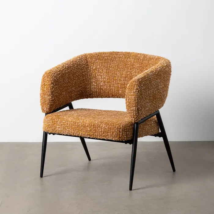 Butaca de diseño moderno tapizada en tela texturizada color mostaza ideal para salón, dormitorio o rincón de lectura