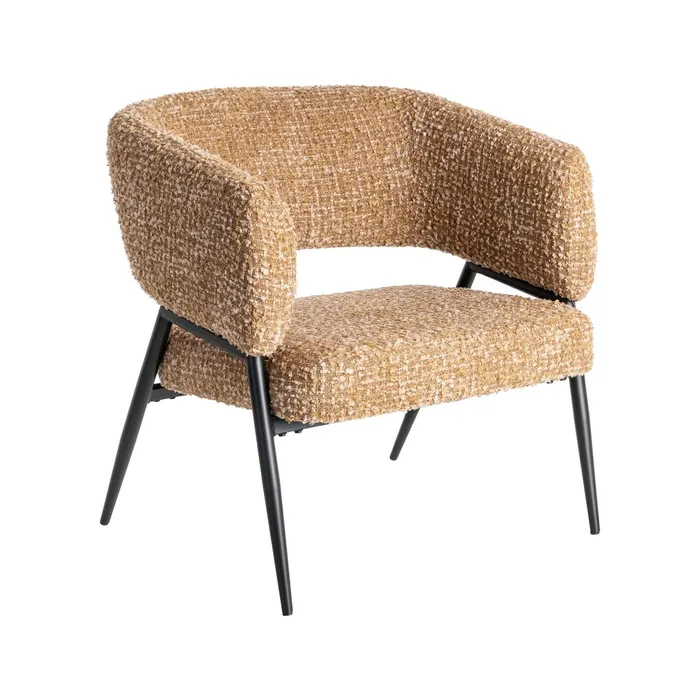 Butaca de diseño moderno tapizada en tela texturizada color mostaza ideal para salón, dormitorio o rincón de lectura