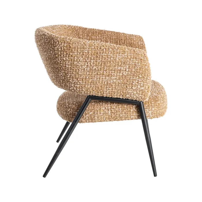 Butaca de diseño moderno tapizada en tela texturizada color mostaza ideal para salón, dormitorio o rincón de lectura