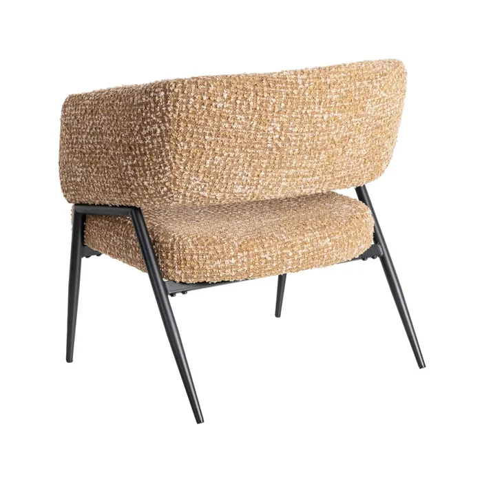 Butaca de diseño moderno tapizada en tela texturizada color mostaza ideal para salón, dormitorio o rincón de lectura