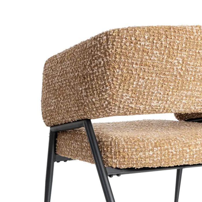 Butaca de diseño moderno tapizada en tela texturizada color mostaza ideal para salón, dormitorio o rincón de lectura