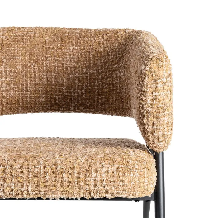 Butaca de diseño moderno tapizada en tela texturizada color mostaza ideal para salón, dormitorio o rincón de lectura