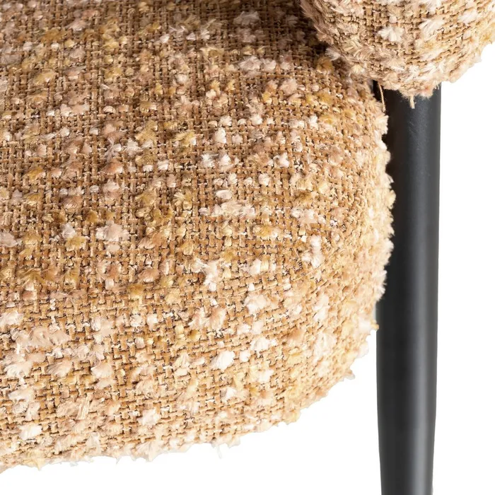 Butaca de diseño moderno tapizada en tela texturizada color mostaza ideal para salón, dormitorio o rincón de lectura