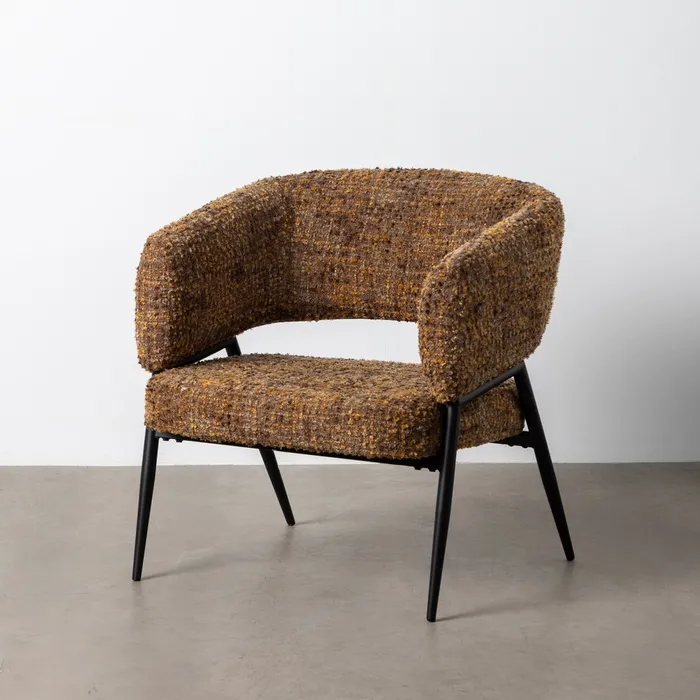 Butaca de diseño moderno tapizada en tela texturizada color mostaza ideal para salón, dormitorio o rincón de lectura