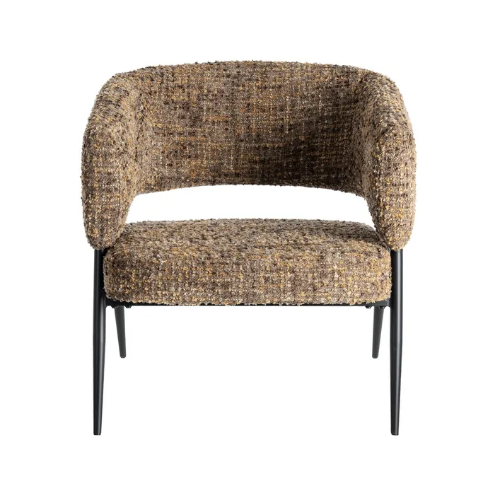 Butaca de diseño moderno tapizada en tela texturizada color mostaza ideal para salón, dormitorio o rincón de lectura