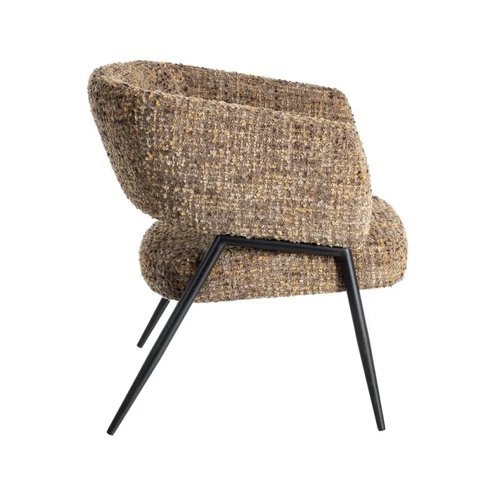 Butaca de diseño moderno tapizada en tela texturizada color mostaza ideal para salón, dormitorio o rincón de lectura